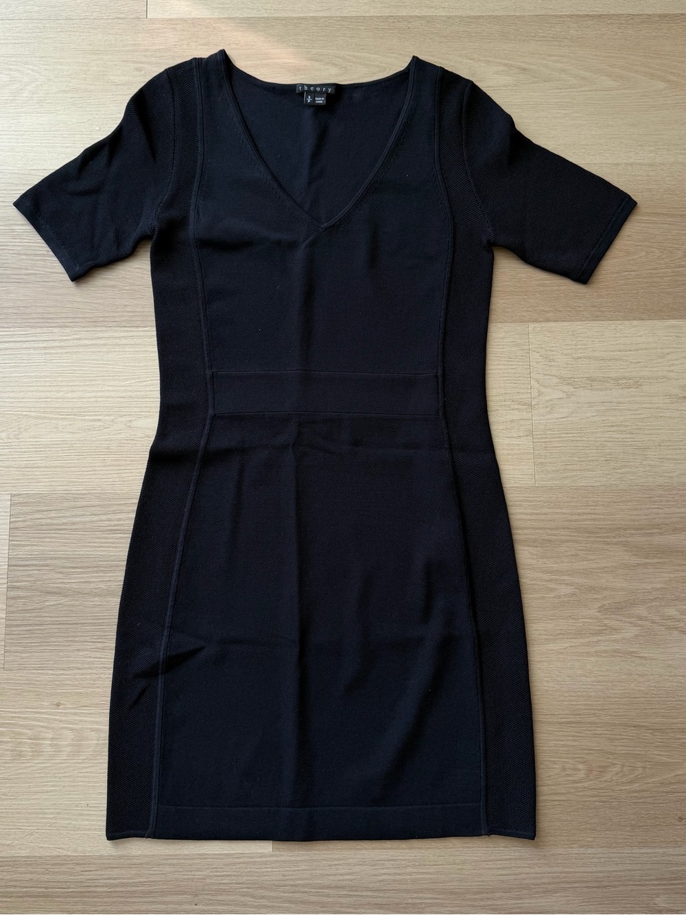 Theory Julialynn short sleeve body-con V-neck dress Size Small
